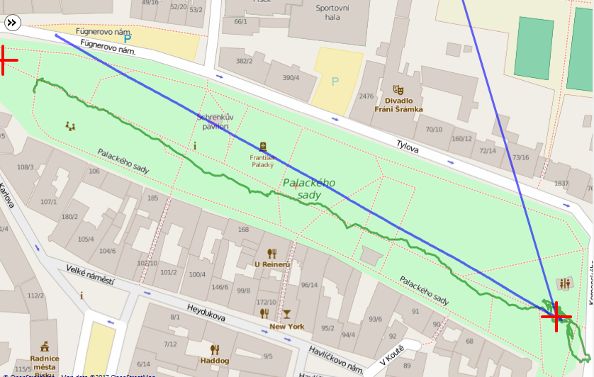 Mapa Palackého sadů v Písku s modrou přímkou (kudy si robot myslel, že jede) a zelenou křivkou (poloha z GPS).