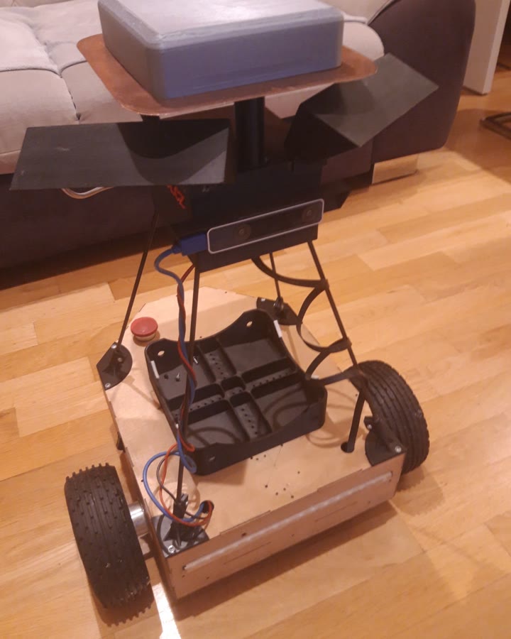 Robot ARBot: dřevěná plošina na dvou hnaných kolech, nad ní hloubková kamera, stožár s anténami a krabice s řídicím počítačem.