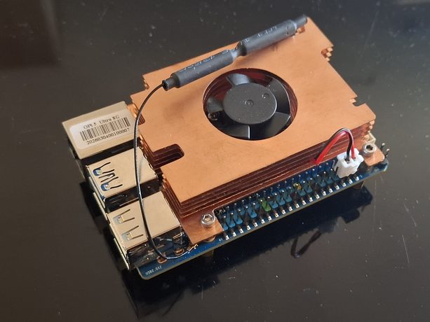 Jednodeskový počítač Orange Pi 5 Ultra s měděným chladičem a ventilátorem.