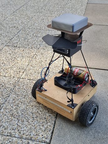 Robot ARBot verze PI shora: dřevěný podvozek se soudkem piva, stožár s kamerami a anténou GPS.
