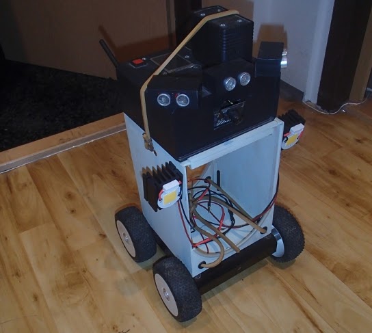 Robot SRV1 ve finální podobě s dvoupatrovou elektronikou a soudkem.