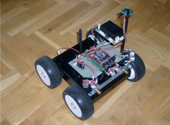 Robot SRV1 po úpravách: terénní kola, jiná GPS a jednotka VN-100.