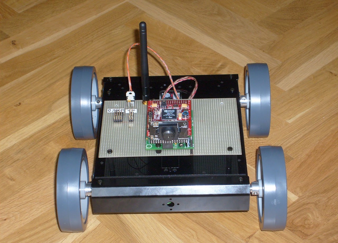 Robot SRV1 v první podobě: čtyřkolový podvozek Lynxmotion s hladkými koly.