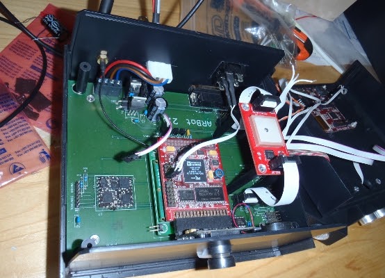 Vnitřek robota SRV1: elektronika, kabeláž, akumulátory.
